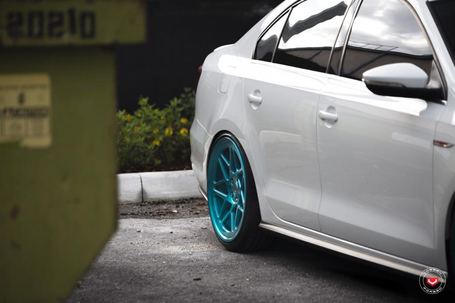 Детали экстерьера Volkswagen Jetta GLI on Vossen Wheels (LC-109T) 2018 года  (фото 3 из 23)